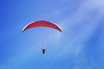 parapente dans ciel bleu