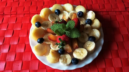 Talerz z owocami, zdrowy posiłek