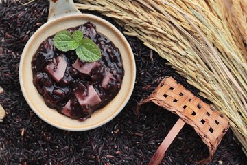 Sticky rice black with coconut milk and raw black rice