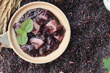 Sticky rice black with coconut milk and raw black rice
