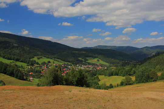 Panorama na beskidy ze szlaku wiodącego górę Szosów (Wisła Jawornik, województwo śląskie, Polska).