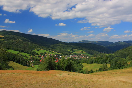 Panorama na beskidy ze szlaku wiodącego górę Szosów (Wisła Jawornik, województwo śląskie, Polska).