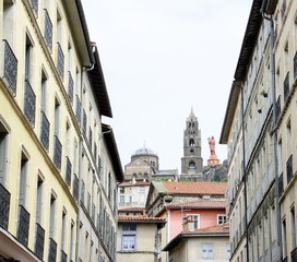 Fototapeta premium paysage urbain de la ville du puy-en-velay en france