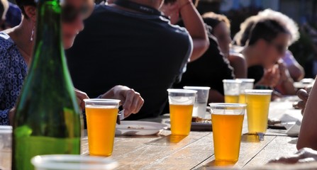 Des verres de bière sur une table lors d'une Fest-Noz