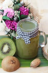 Obraz na płótnie Canvas Kiwi juice and fresh kiwi slice is delicious