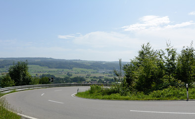 Kurvige Strasse in den Bergen - Passstrasse