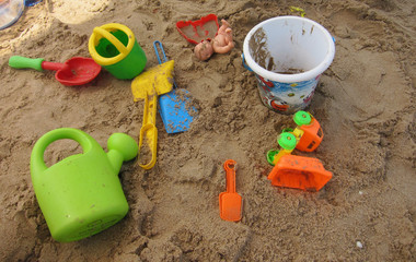 Cubos y palas en la playa