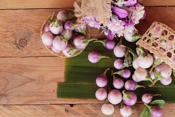 Obraz na płótnie Canvas Fresh eggplant purple organic on wood background