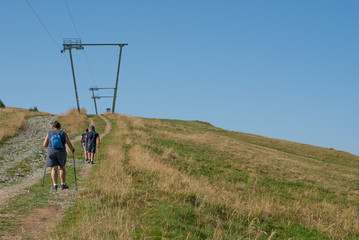 escursionisti sul sentiero di montagna