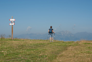 L'escursionista guarda la catena montuosa