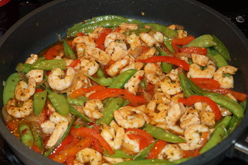 Gebratene Lachswürfel mit Scampi und Zuckerschoten