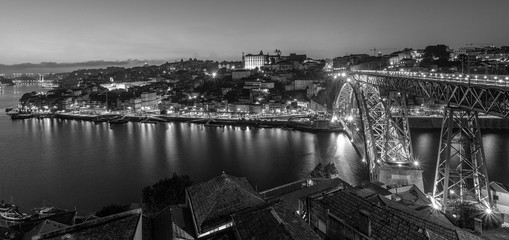 Dom Lui­s I Bridge in Porto (Portugal) in black and white.