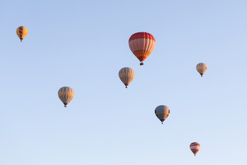 Fototapeta premium Balony na ogrzane powietrze nad miastem Goreme