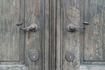 Fototapeta premium Alte Türgriffe an einer Holztür
