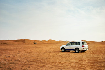 Fototapeta na wymiar Geländewagen oder SUV in der Wüste