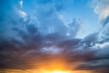Obraz premium Clouds at sunset as background