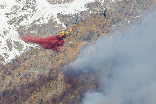 canadair in azione su incendio boschivo in montagna