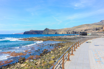 Fototapeta na wymiar Paseo marítimo y salinas en Puerto de las Nieves, Gran Canaria, España