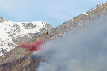 canadair in azione su incendio boschivo in montagna