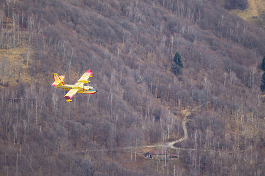 canadair in azione su incendio boschivo in montagna
