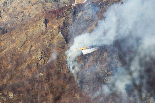 canadair in azione su incendio boschivo in montagna