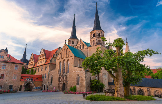Abendd&auml;mmerung am Dom von Merseburg an der Saale, Sachsen-Anhalt
