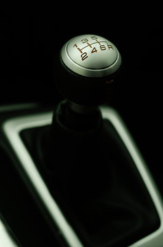 A picture of the stick shift on a 6-speed manual transmission car. 