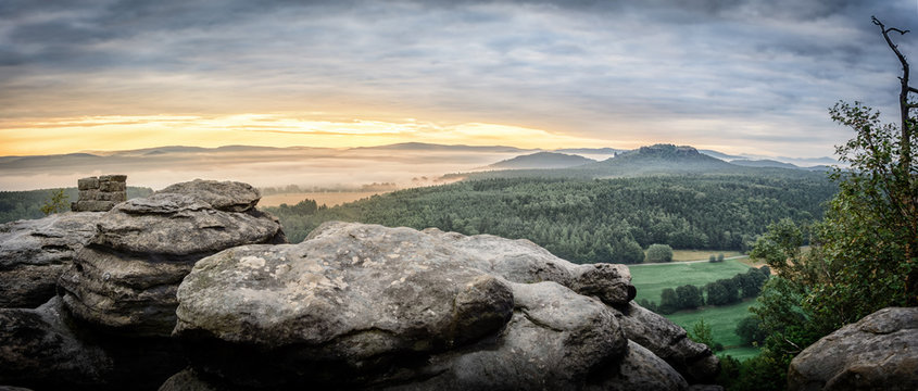 Ausblick Pfaffenstein Elbsandsteingebirge Sonnenaufgang Weitblick