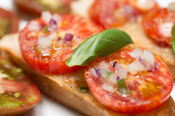 Landbrot mit Black Zebra Tomate und Olivenöl