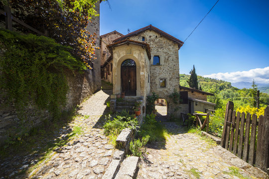 Italia, Appennino Tosco Emiliano, il borgo di La Scola, Vimignano,Bologna.