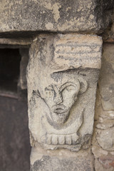 Italia, Appennino Tosco Emiliano, il borgo di La Scola, Vimignano,Bologna. Una scultura nella pietra facente parte di un forno a legna.