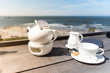 Ostfriesische Teekultur  Kanne mit Tee am ziehen auf dem Stövchen, Norderney, Ostfriesische Inseln, Deutschland © matho