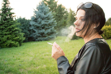 Junge frau raucht zigarette