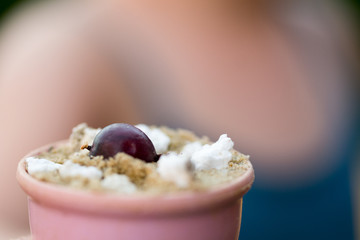 Sandkuchen und Sandeis -Sommer im Garten- Kinder spielen