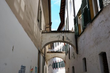 alte strasse in Meran in Italien in Südtirol
