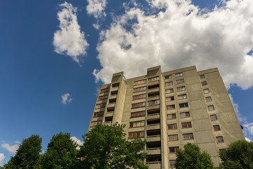 Ein Hochhaus unter bewölktem Sommerhimmel © knipserbb