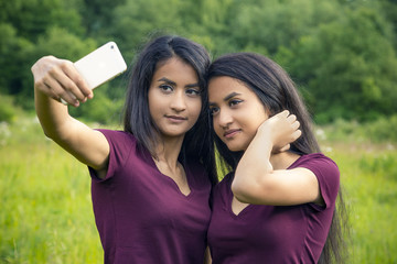Zwillinge machen ein Selfie
