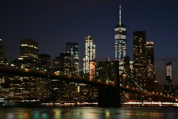 Fototapeta premium Brooklyn Bridge i panorama centrum Manhattanu z Brooklynu nocą.