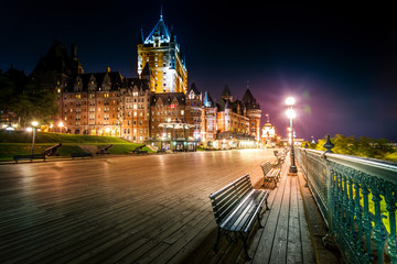 Fototapeta premium Zamek Frontenac w starym mieście Quebec nocą.