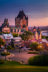 Fototapeta premium Zamek Frontenac w starym mieście Quebec w pięknym świetle wschodu słońca. Obraz o wysokim zakresie dynamicznym. Koncepcja podróży, wakacji, historii, pejzażu miejskiego, przyrody, lata, hoteli i architektury