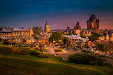 Obraz premium Zamek Frontenac w starym mieście Quebec w pięknym świetle wschodu słońca. Obraz o wysokim zakresie dynamicznym. Koncepcja podróży, wakacji, historii, pejzażu miejskiego, przyrody, lata, hoteli i architektury