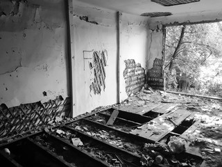 Внутри старого аварийного разваливающегося заброшенного дома

