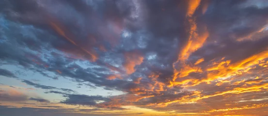 Schilderijen op glas Fiery sunset, colorful clouds in the sky © Mike Mareen