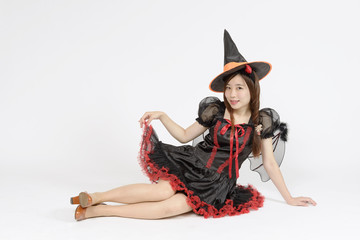 ハロウインのコスプレをする若い女性