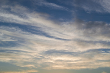 Fototapeta premium Chmury na tle zachodzących nieba