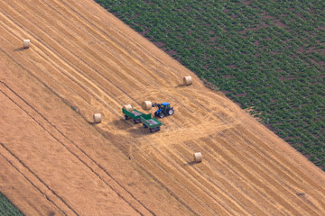 Ernte ernten Feld Bauer Stroh Getreide Traktor Herbst Sommer Luftbild
