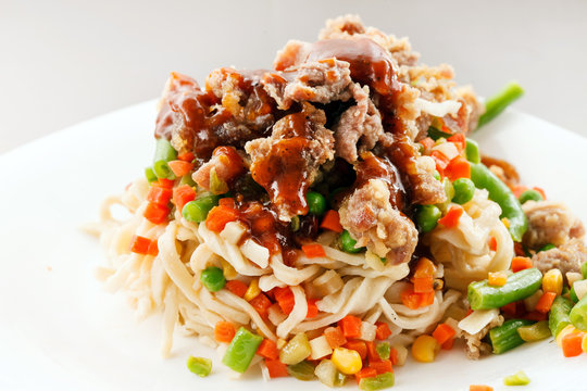 noodle with beef and vegetables