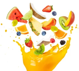 Crédence de cuisine en verre imprimé Jus fruit salad falling into splashing orange juice