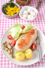 Putenfilet mit Kartoffeln und Salat