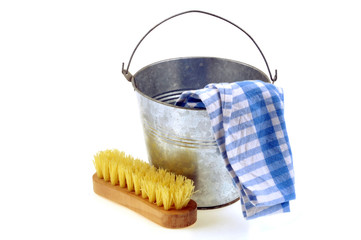 Seau en fer, brosse et torchon
